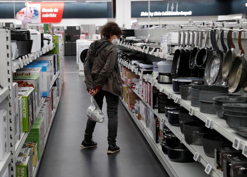 &copy; Reuters. FILE PHOTO: A woman shops at consumer electronics retailer Media Markt in Budapest, Hungary, May 2, 2022. Picture taken May 2, 2022. REUTERS/Bernadett Szabo