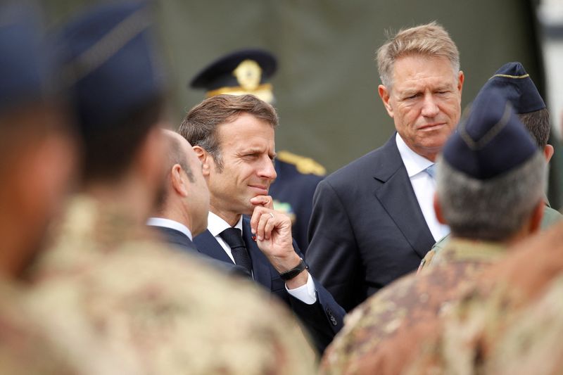 &copy; Reuters. French President Emmanuel Macron and Romanian President Klaus Iohannis meet with US-NATO forces during their visit at the Mihail Kogalniceanu Air Base, near the city of Constanta, Romania, June 15, 2022. Yoan Valat/Pool via REUTERS