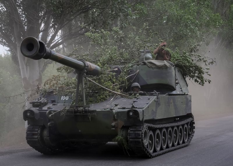 &copy; Reuters. Un carro armato guidato dalle truppe ucraine nella regione del Donetsk, in Ucraina. REUTERS/Gleb Garanich