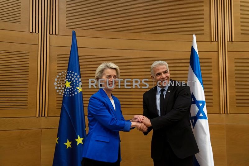 &copy; Reuters. La presidente della Commissione europea Ursula von der Leyen posa per una foto con il ministro degli Esteri israeliano Yair Lapid a Gerusalemme. 13 giugno 2022. Maya Alleruzzo/Pool via REUTERS