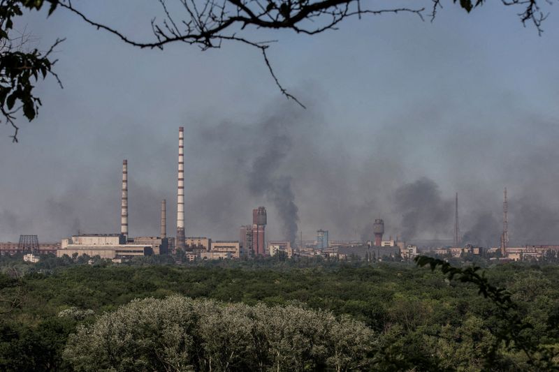 &copy; Reuters. الدخان يتصاعد بعد ضربة على مجمع آزوت للكيماويات في سيفيرودونيتسك في منطقة لوجانسك الأوكرانية في صورة التقطت في العاشر من يونيو حزيران 2022. ت