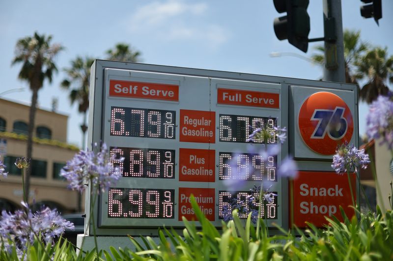 &copy; Reuters. FOTO DE ARCHIVO: Precios de gasolina por encima de los 6 dólares en una gasolinera de la cadena 76 en Santa Mónica, estado de California, Estados Unidos, el 26 de mayo de 2022. REUTERS/Lucy Nicholson