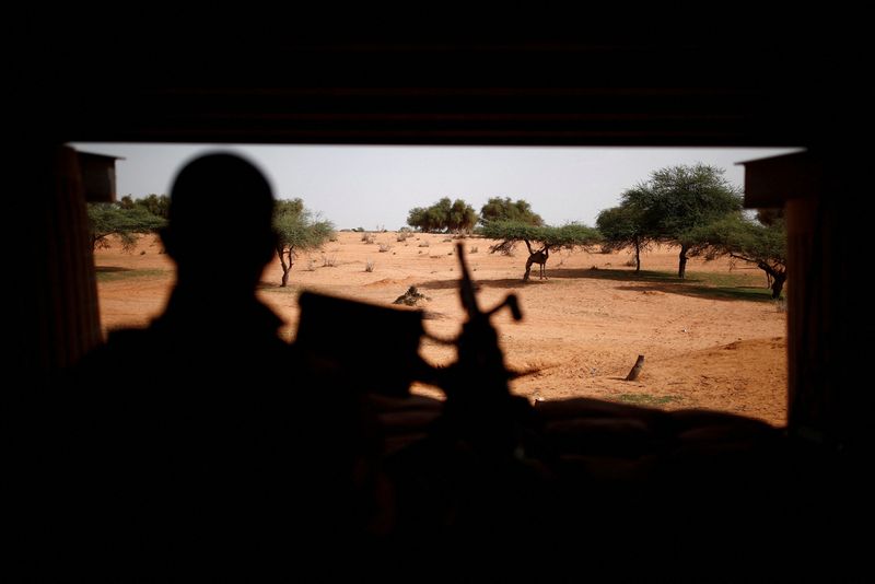 &copy; Reuters. جندي فرنسي يحرس برجا للمراقبة في معسكر في مالي في صورة من أرشيف رويترز.