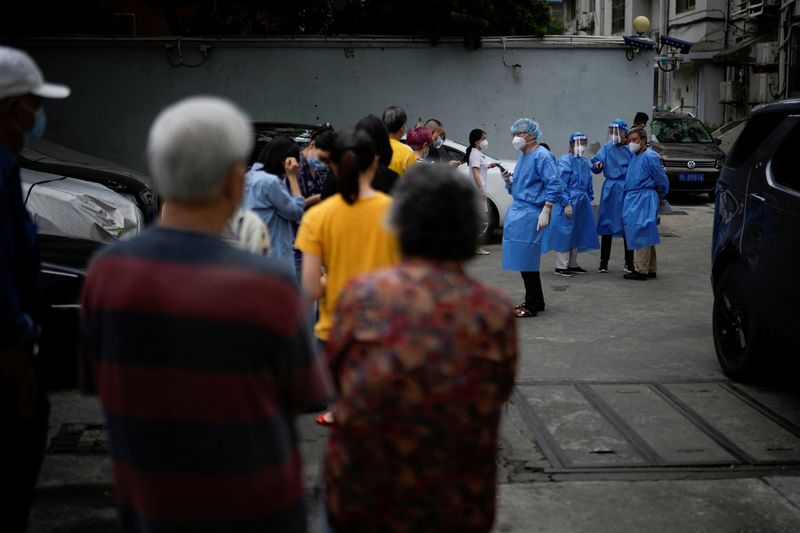 &copy; Reuters. Shanghaï va demander à ses 16 districts d'organiser des campagnes de dépistage massif du coronavirus sur leurs résidents chaque week-end jusqu'à la fin du mois de juillet. /Photo prise le 12 juin 2022/REUTERS/Aly Song