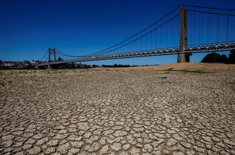 &copy; Reuters. FOTO DE ARCHIVO: Tierra agrietada y seca en el cauce del río Loira cerca del puente Anjou-Bretagne, durante una ola de calor en Europa, en Ancenis-Saint-Géréon, Francia, 13 de junio de 2022. REUTERS/Stephane Mahe