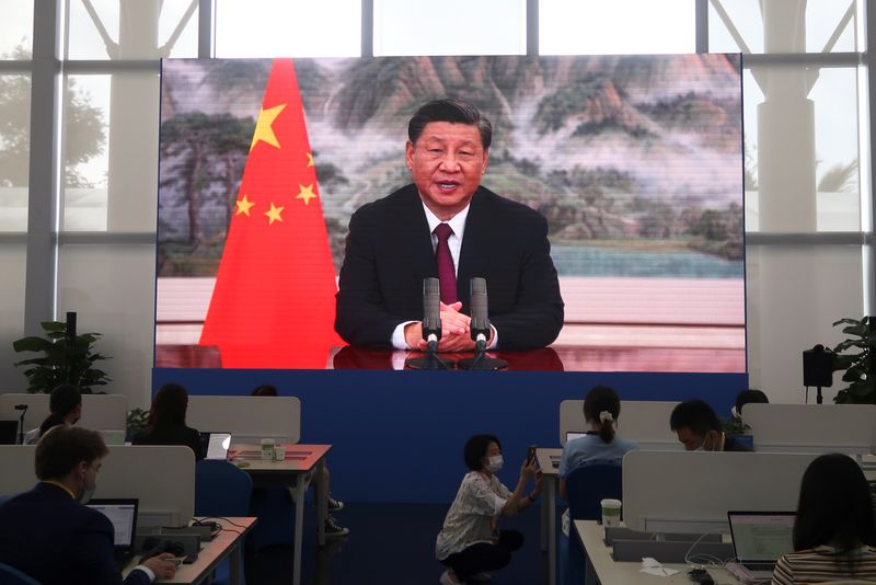 &copy; Reuters. FOTO DE ARCHIVO: Una pantalla muestra al presidente chino Xi Jinping pronunciando un discurso de apertura en la ceremonia de inauguración del Foro de Boao para Asia a través de una videoconferencia, en un centro de medios de comunicación en Boao, provi