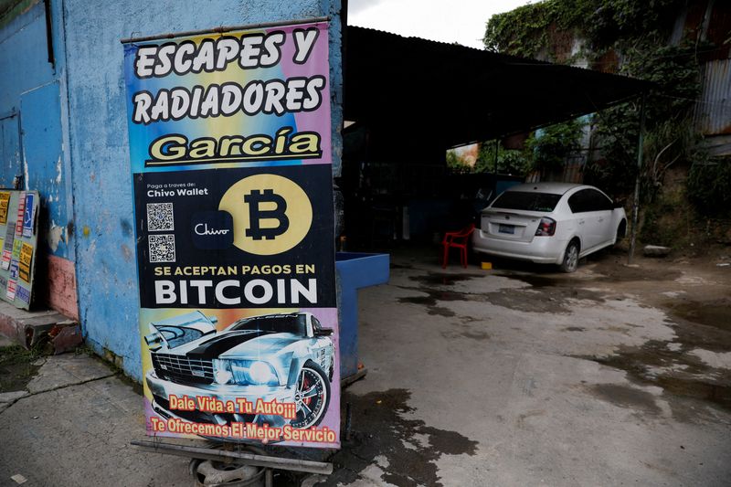 © Reuters. Placa com bitcoin em oficina automotiva onde a criptomoeda é aceita como forma de pagamento em San Salvador, El Salvador
13/06/2022
REUTERS/Jose Cabezas