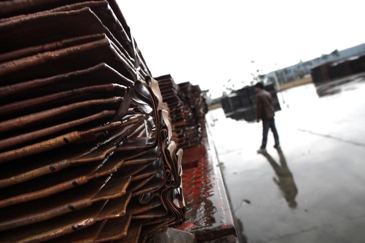 &copy; Reuters. Imagen de archivo de un operario junto a cátodos de cobre en un camión cerca del Puerto de Aguas Profundas Yangshan, al sur de Shanghái, China. 23 marzo 2012. REUTERS/Carlos Barria