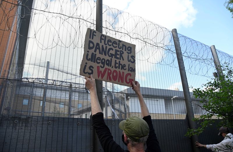 &copy; Reuters. FOTO DE ARCHIVO. Manifestantes protestan frente al Centro de Expulsión de Inmigrantes Brook House contra un plan de deportación de solicitantes de asilo de Reino Unido a Ruanda, en el aeropuerto de Gatwick, cerca de Crawley, Reino Unido. 12 de junio de 