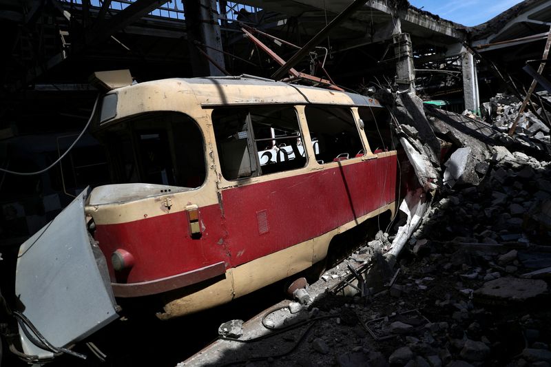 © Reuters. A damaged tram is pictured at a shelled tram depot, amid Russia's attack on Ukraine, in Kharkiv, Ukraine June 15, 2022. REUTERS/Ivan Alvarado