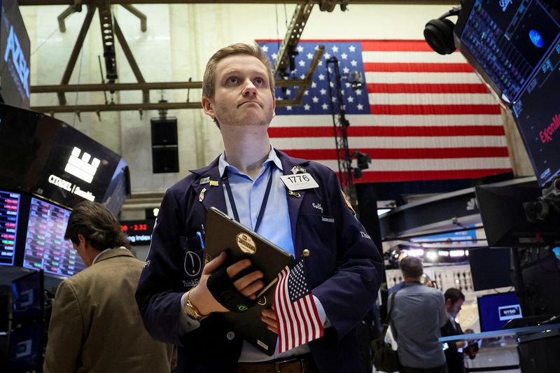 &copy; Reuters. IMAGEN DE ARCHIVO. Operadores trabajan en el piso de la Bolsa de Valors de Nueva York (NYSE), en Nueva York, EEUU, Junio 13, 2022.  REUTERS/Brendan McDermid