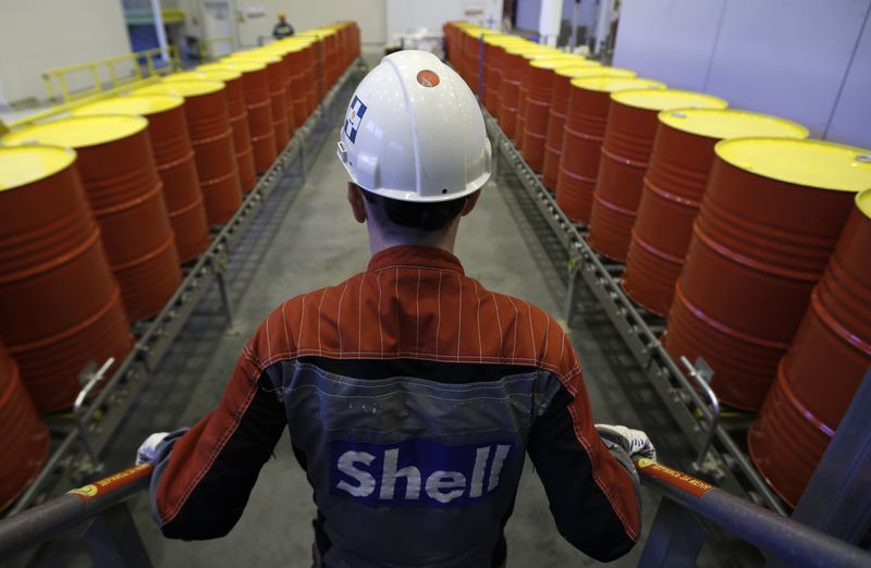 &copy; Reuters. FOTO DE ARCHIVO. Un empleado frente a las filas de barriles de petróleo en la planta de mezcla de lubricantes de Royal Dutch Shell Plc en la ciudad de Torzhok, al noroeste de Tver, Rusia. 7 de noviembre de 2014. REUTERS/Sergei Karpukhin