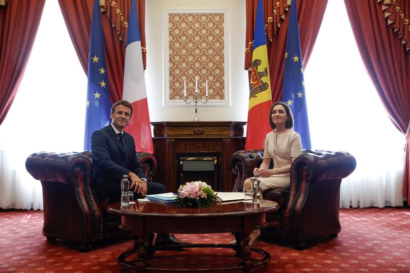 &copy; Reuters. French President Emmanuel Macron meets with Moldova's President Maia Sandu, in Chisinau, Moldova, June 15, 2022. Yoan Valat/Pool via REUTERS