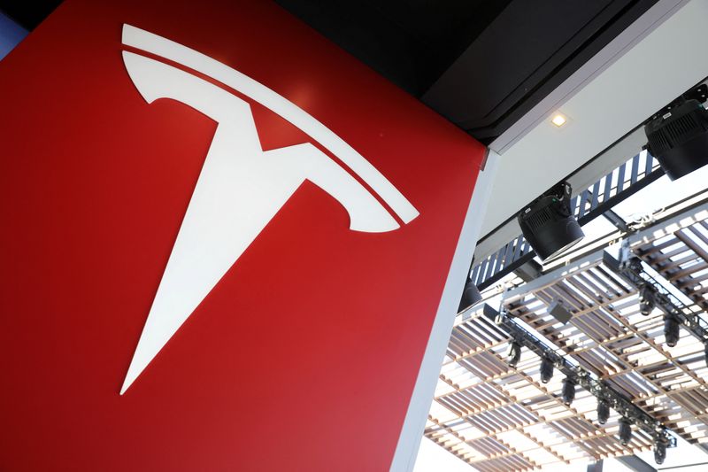 &copy; Reuters. Imagen de archivo del logotipo de Tesla en Los Ángeles, California, Estados Unidos. 12 de enero, 2018. REUTERS/Lucy Nicholson
