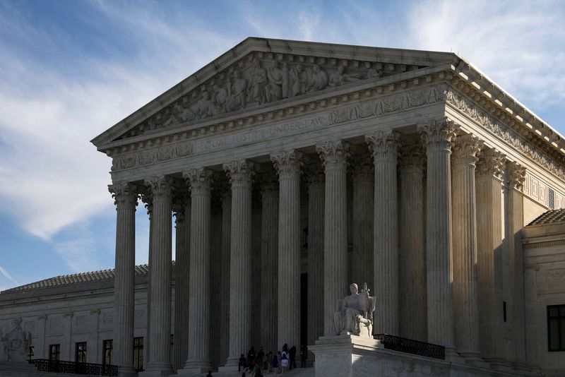 &copy; Reuters. FILE PHOTO: People visit the U.S. Supreme Court building in Washington, U.S. March 15, 2022. REUTERS/Emily Elconin/File Photo