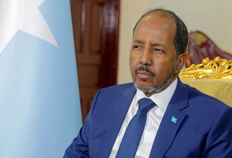 &copy; Reuters. الرئيس الصومالي حسن شيخ محمود خلال مقابلة مع رويترز في مكتبه في مقديشو في 28 مايو أيار 2022. تصوير فيصل عمر- رويترز.