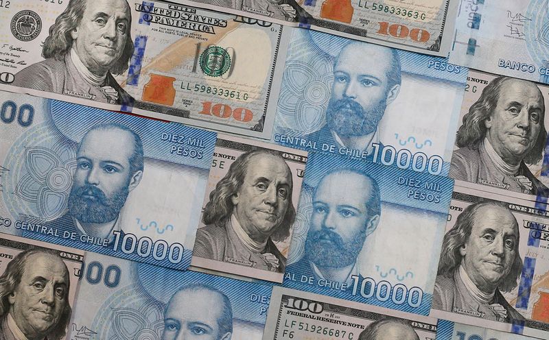 &copy; Reuters. IMAGEN DE ARCHIVO. Una ilustración de billetes de 100 dólares y de 10.000 pesos chilenos