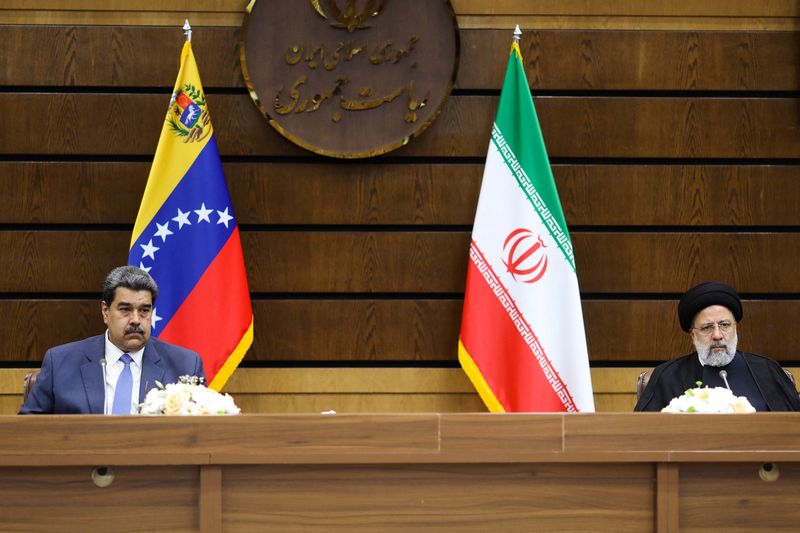 &copy; Reuters. El presidente de Venezuela, Nicolás Maduro, se reúne con el presidente iraní, Ebrahim Raisi, en Teherán