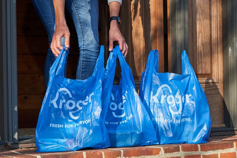 © Reuters. An undated handout photo shows Kroger grocery delivery bags in the U.S. obtained by Reuters on June 15, 2022. Kroger/Handout via REUTERS