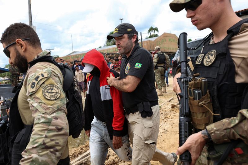 © Reuters. Polícia leva suspeito preso para rio onde jornalista e indigenista desapareceram na Amazônia
15/06/2022
REUTERS/Bruno Kelly