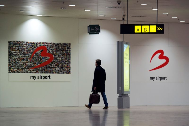 &copy; Reuters. L'aéroport de Bruxelles a conseillé mercredi aux passagers de ne pas prendre l'avion le 20 juin prochain, en raison d'une grève nationale prévue ce jour-là, à laquelle se joindra le personnel de sécurité du site. /Photo d'archives/REUTERS/Eric Vid