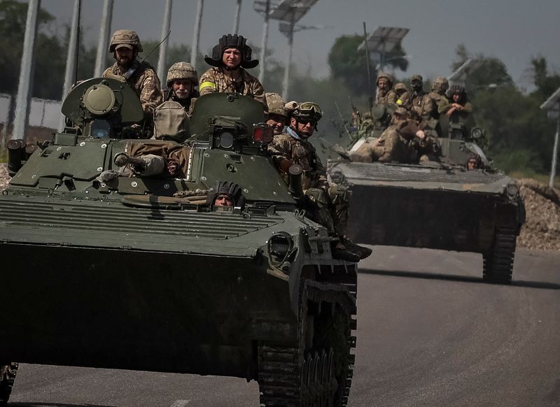 &copy; Reuters. FOTO DE ARCHIVO. Militares ucranianos usan un vehículo de combate de infantería BMP-1, en medio del ataque de Rusia a Ucrania, en la región de Donetsk, Ucrania. 14 de junio de 2022. REUTERS/Gleb Garanich