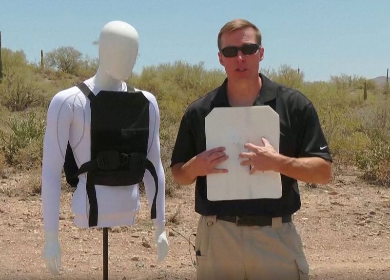 © Reuters. Arizona fire captain Kevin Goodman demonstrates a bulletproof vest made by his company, Escape Armour, outside Phoenix, Arizona, June 10, 2022. REUTERS
