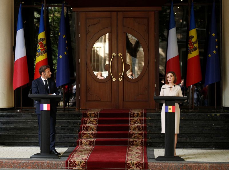 &copy; Reuters. Emmanuel Macron a souhaité mercredi, lors d'une visite à Chisinau, que l'Union européenne puisse envoyer un "signal clair et positif" à la Moldavie, candidate à l'adhésion au bloc communautaire, lors de son sommet des 23 et 24 juin prochains. /Photo