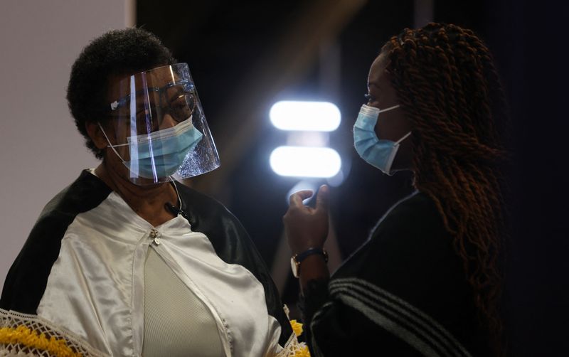 &copy; Reuters. Pessoas usando proteção facial contra a Covid-19 durante a Cúpula das Américas, em Los Angeles
08/06/2022 REUTERS/Mike Blake