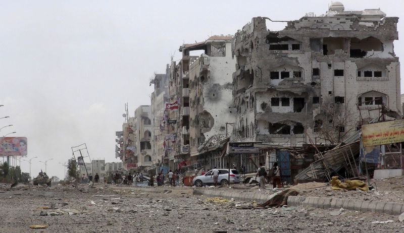 &copy; Reuters. مبنى دمر بفعل القتال في عدن باليمن - صورة من أرشيف رويترز. 