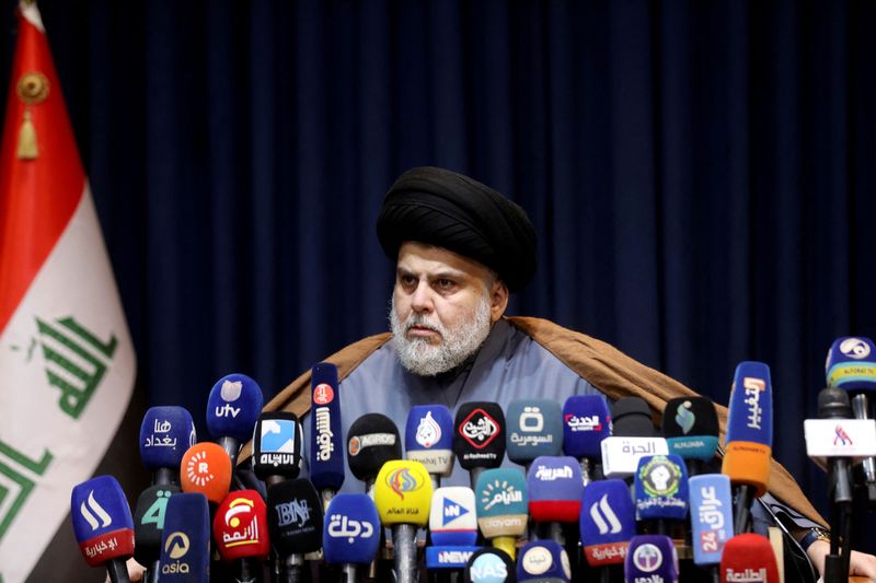 &copy; Reuters. رجل الدين الشيعي العراقي مقتدى الصدر خلال مؤتمر صحفي في النجف بالعراق يوم 18 نوفمبر تشرين الثاني 2021. تصوير: علاء المرجاني - رويترز.