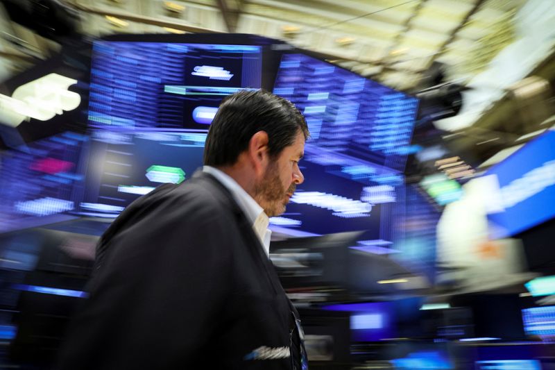 © Reuters. Traders work on the floor of the New York Stock Exchange (NYSE) in New York City, U.S., June 15, 2022.  REUTERS/Brendan McDermid
