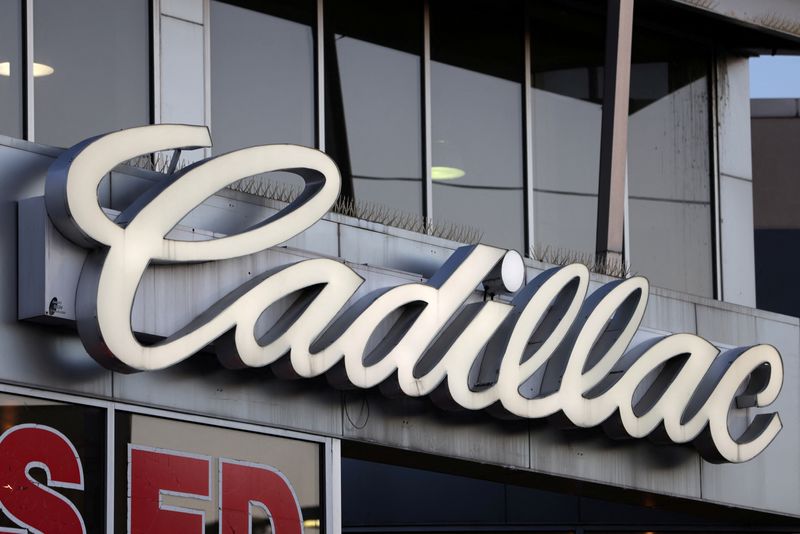 &copy; Reuters. FILE PHOTO: Signage for Cadillac, an automobile brand owned by General Motors Company, is seen at a car dealership in Queens, New York, U.S., November 16, 2021. REUTERS/Andrew Kelly/File Photo