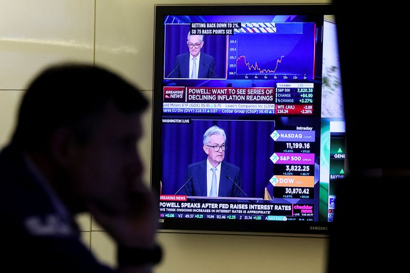 &copy; Reuters. Operador trabalha no salão da Bolsa de Valores de Nova York enquanto TVs mostram o chair do Federal Reserve, Jerome Powell, ao fundo
15/06/2022
REUTERS/Brendan McDermid