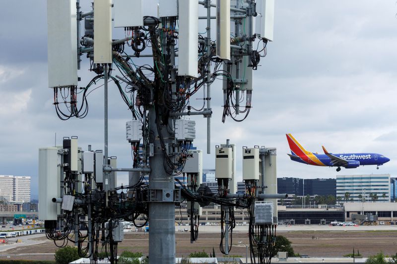 Exclusive-FAA urges airlines to act as wireless carriers plan 5G signal boost