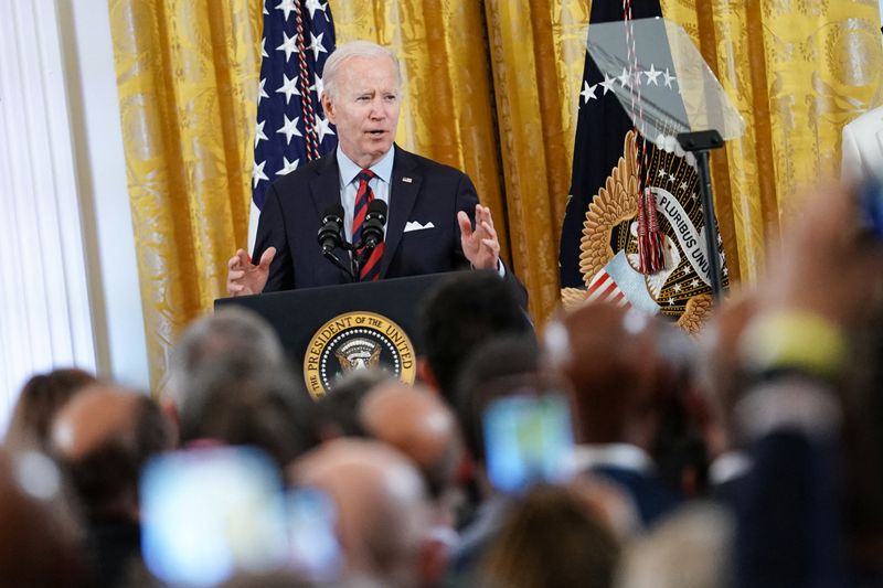 © Reuters. U.S. President Joe Biden delivers remarks in celebration of Pride Month in the East Room of the White House in Washington, U.S., June 15, 2022. REUTERS/Sarah Silbiger