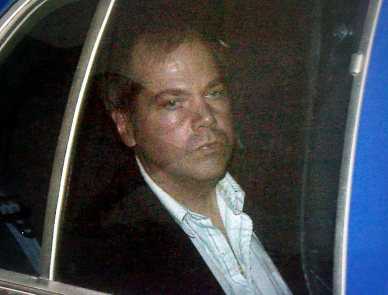 &copy; Reuters. FOTO DE ARCHIVO-John Hinckley Jr llega al Tribunal de Distrito de Estados Unidos E. Barrett Prettyman en Washington D.C. 19 de noviembre de 2003.  REUTERS/Brendan Smialowski/File Photo