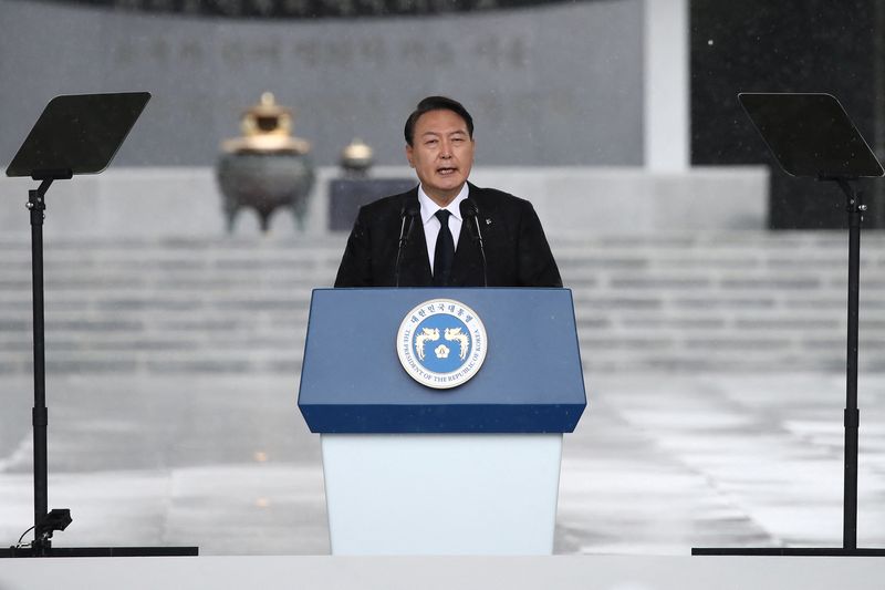 © Reuters. FILE PHOTO: South Korean President Yoon Suk-yeol speaks during a ceremony marking Korean Memorial Day at the Seoul National cemetery on June 06, 2022 in Seoul, South Korea. Chung Sung-Jun/Pool via REUTERS