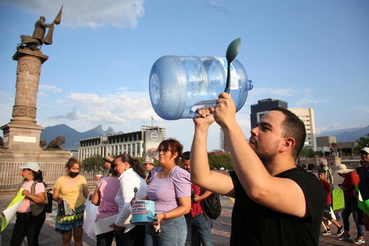 &copy; Reuters. 　メキシコの６０％近くに影響を及ぼしている干ばつは、モンテレイにも深刻な打撃を与えている。家庭での水道利用も制限されていることで水利権を巡る怒りが高まっており、飲料メーカ