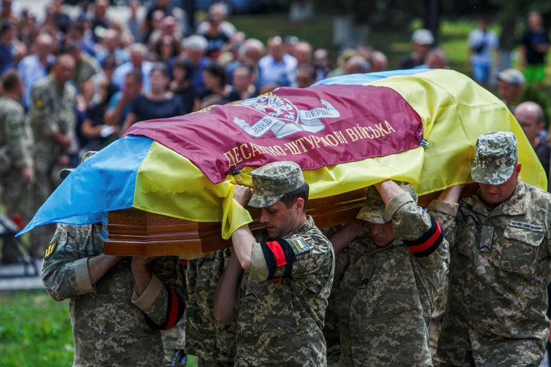 &copy; Reuters. Militares ucranianos llevan un ataúd con el cuerpo de Ruslan Ferenci, de 41 años, su compañero muerto en una batalla, mientras continúa la invasión rusa, durante una ceremonia fúnebre en Uzhhorod, región de Transcarpatia, Ucrania. 15 de junio de 20