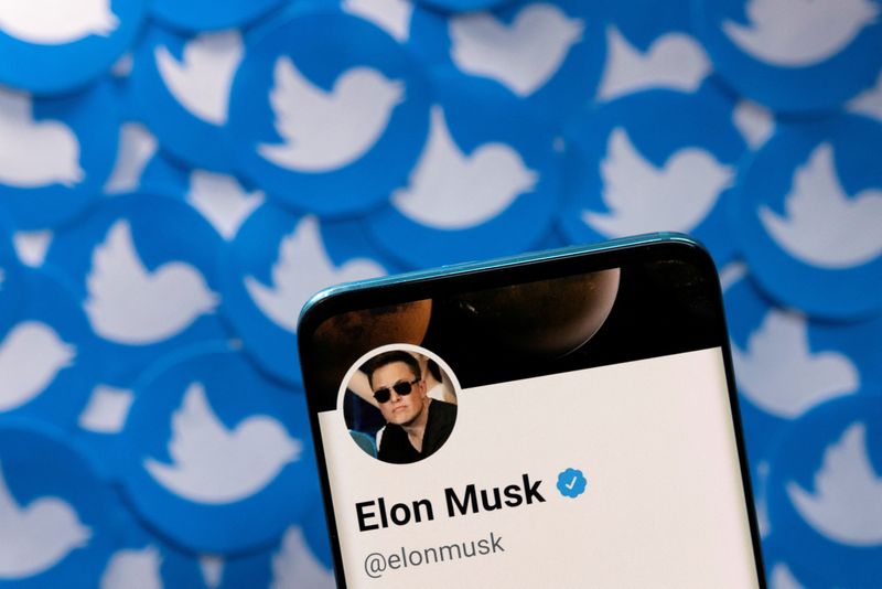 &copy; Reuters. FOTO DE ARCHIVO: El perfil de Twitter de Elon Musk en un smartphone sobre logotipos impresos de Twitter en esta ilustración fotográfica tomada el 28 de abril de 2022. REUTERS/Dado Ruvic/Illustration/File Photo
