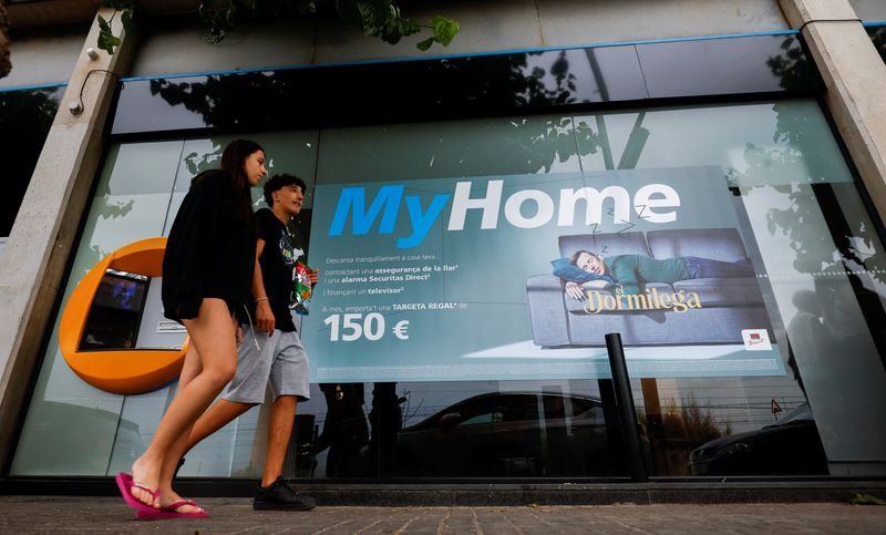 Beset by uncertainties, Spanish borrowers lock in home loan rates