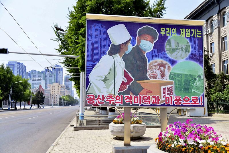 &copy; Reuters. FOTO DE ARCHIVO. Un cartel que representa una escena de transporte de productos médicos se muestra en la calle vacía, en medio de crecientes temores sobre la propagación de la enfermedad del coronavirus (COVID-19), en Pionyang, Corea del Norte, en esta