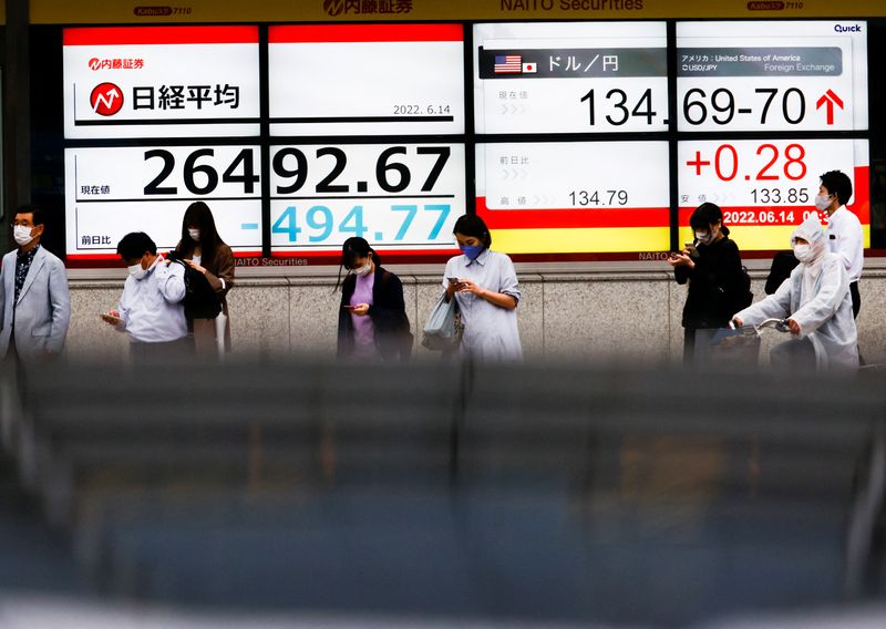 &copy; Reuters. شاشة إلكترونية تعرض متوسط المؤشر نيكي للأسهم اليابانية خارج مكتب للسمسرة في العاصمة طوكيو يوم 14 يونيو حزيران 2022. تصوير: إيسي كاتو - رويترز.