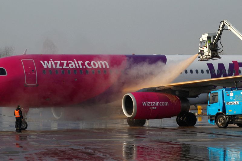 &copy; Reuters. FILE PHOTO: A Wizz Air plane is de-iced before flight at the Chopin International Airport in Warsaw February 6, 2012.  REUTERS/Peter Andrews/File Photo