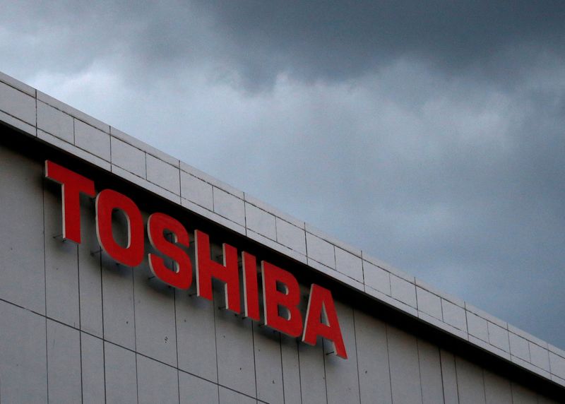&copy; Reuters. FOTO DE ARCHIVO. El logo de Toshiba Corp en las instalaciones de la compañía en Kawasaki, Japón