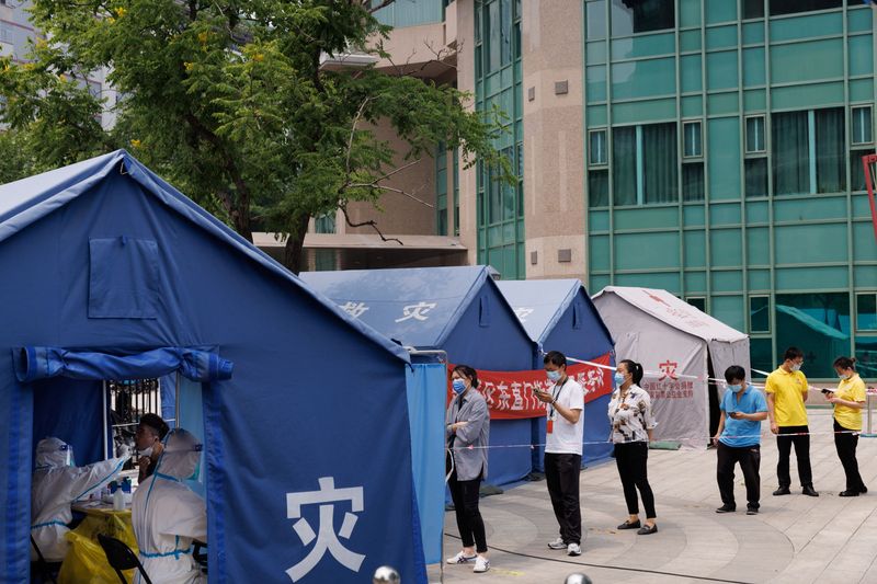 &copy; Reuters. Gente hace fila en una estación de pruebas de ácido nucleico, tras el brote de la enfermedad por coronavirus (COVID-19), en Pekín, China. 16 de junio de 2022. REUTERS/Thomas Peter