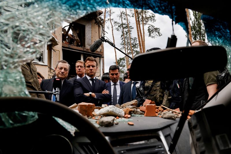 &copy; Reuters. Emmanuel Macron a dit son "respect" et son "admiration" pour le "courage" du peuple ukrainien face à l'armée russe, jeudi lors d'une visite à Irpin, ville "héroïque" des environs de Kyiv portant "les stigmates de la barbarie" où le chef de l'Etat fr