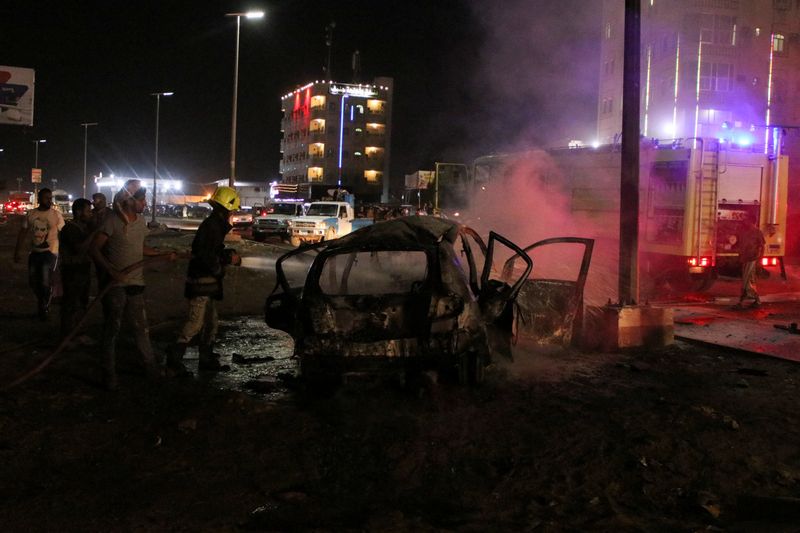 &copy; Reuters. رجال الإطفاء أخمدوا نيران سيارة انفجرت في شارع رئيسي في عدن باليمن يوم الأربعاء. تصوير: رويترز.