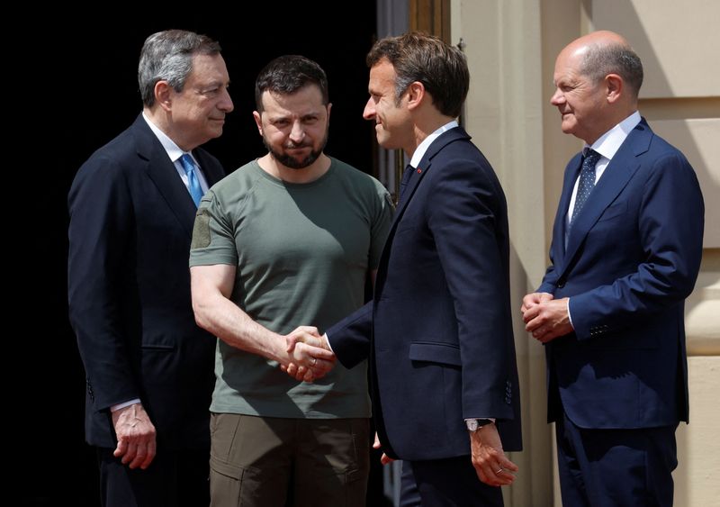 &copy; Reuters. Ukrainian President Volodymyr Zelenskiy greets French President Emmanuel Macron as German Chancellor Olaf Scholz and Italian Prime Minister Mario Draghi stand outside the Mariyinsky Palace, as Russia's attack on Ukraine continues, in Kyiv, Ukraine June 16